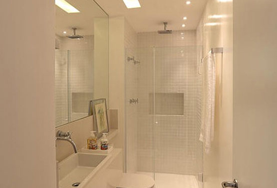 banheiro clean com espelho e box