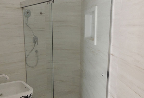 banheiro com box de canto com trilho stanley e ducha cromada