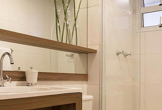 banheiro chic com box e espelho