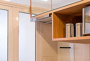 cozinha planejada com ármarios com portas de vidro e divisórias de vidro