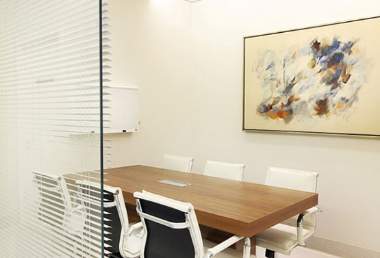 sala de reunião com divisória de vidro