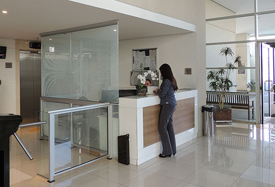recepção de prédio com divisórias em vidro