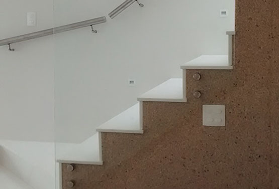 escada com aparador em vidro