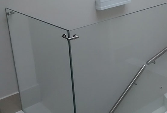 escada com aparador em vidro