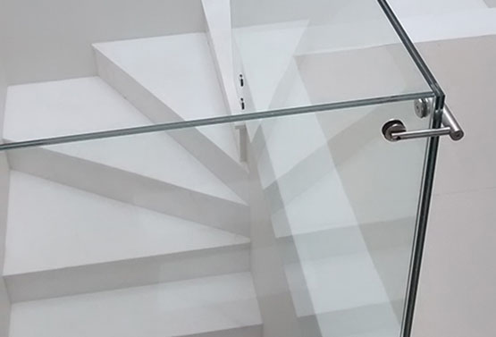 escada com aparador em vidro