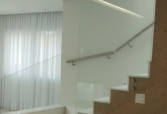 escada com aparador em vidro