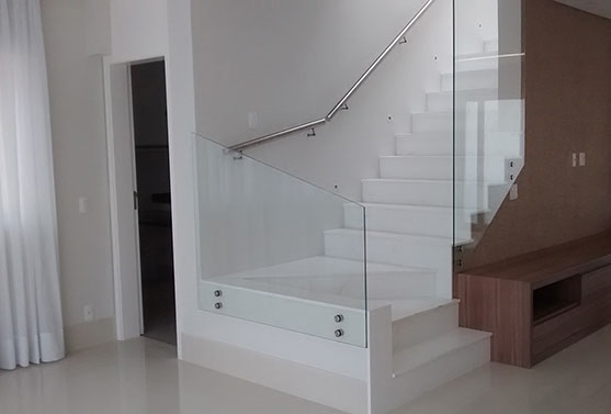 escada com corrimão em vidro