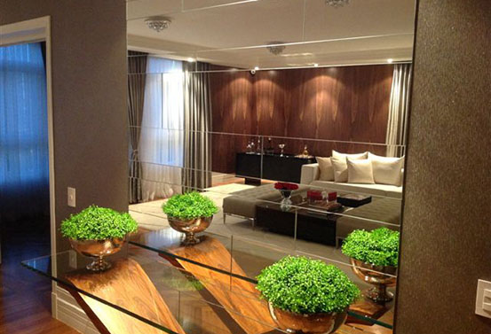 sala de estar com espelho decorativo