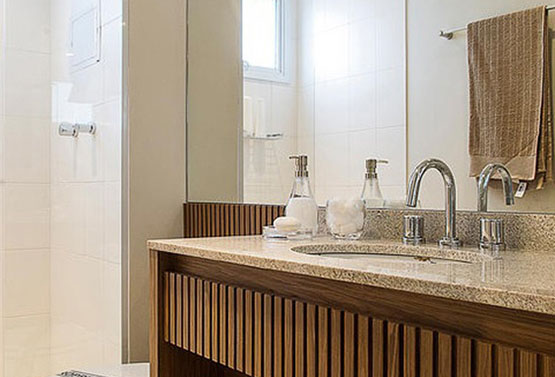 banheiro com espelho e móvie s de ótimo design