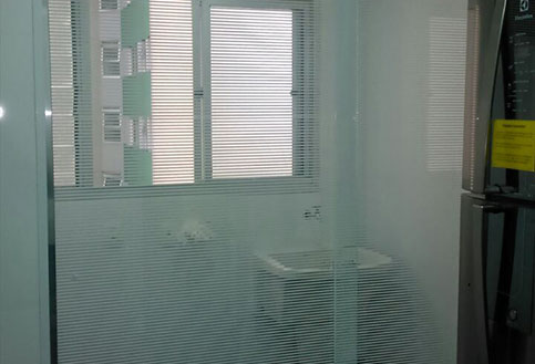 fechamento com porta de correr 8mm com pelicula persiana