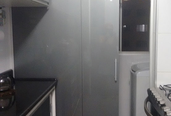 cozinha
vidro 8mm serigrafado grafite em conjunto com gabinetes da bancada com portas de correr