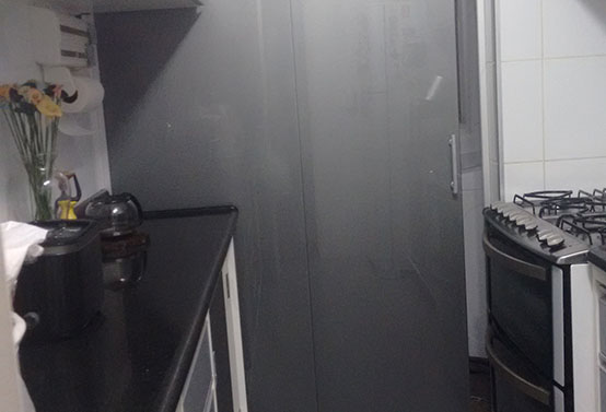 cozinha
vidro 8mm serigrafado grafite em conjunto com gabinetes da bancada com portas de correr