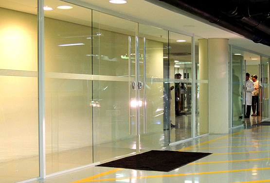 porta de vidro da recepção do hospital