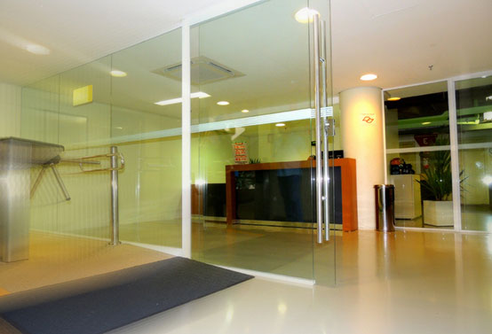 porta de vidro da recepção do hospital aberta