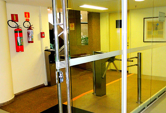 porta de vidro da recepção do hospital com a catraca a mostra