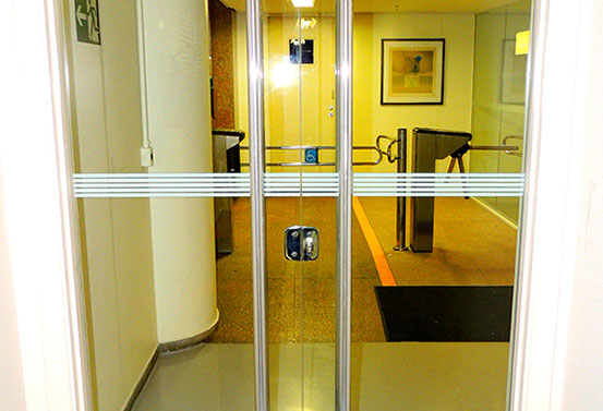 porta de vidro interna da recepção de um hospital