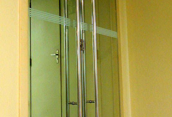 porta espelhada de vidro para hospital