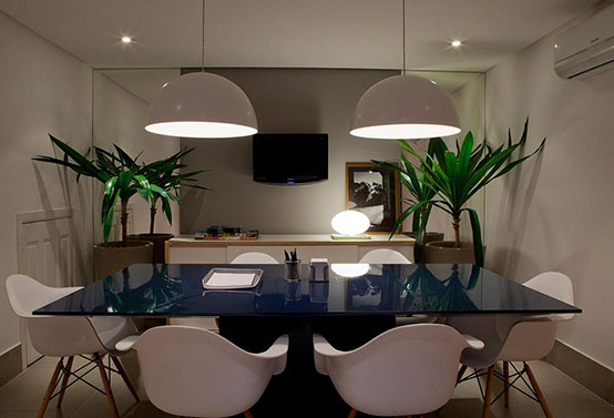cozinha moderna com mesa com tampo de vidro e espelho na parede