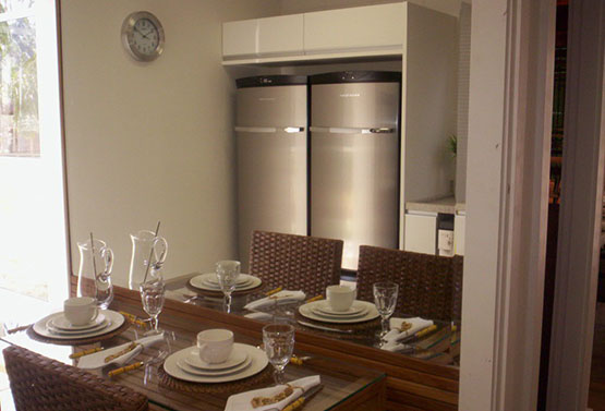 tampo de vidro para mesa de jantar e espelho em uma decoração de madeira