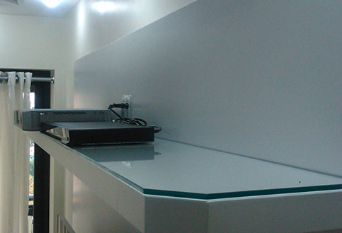 tampo de vidro para prateleira - aparador - em sala de estar